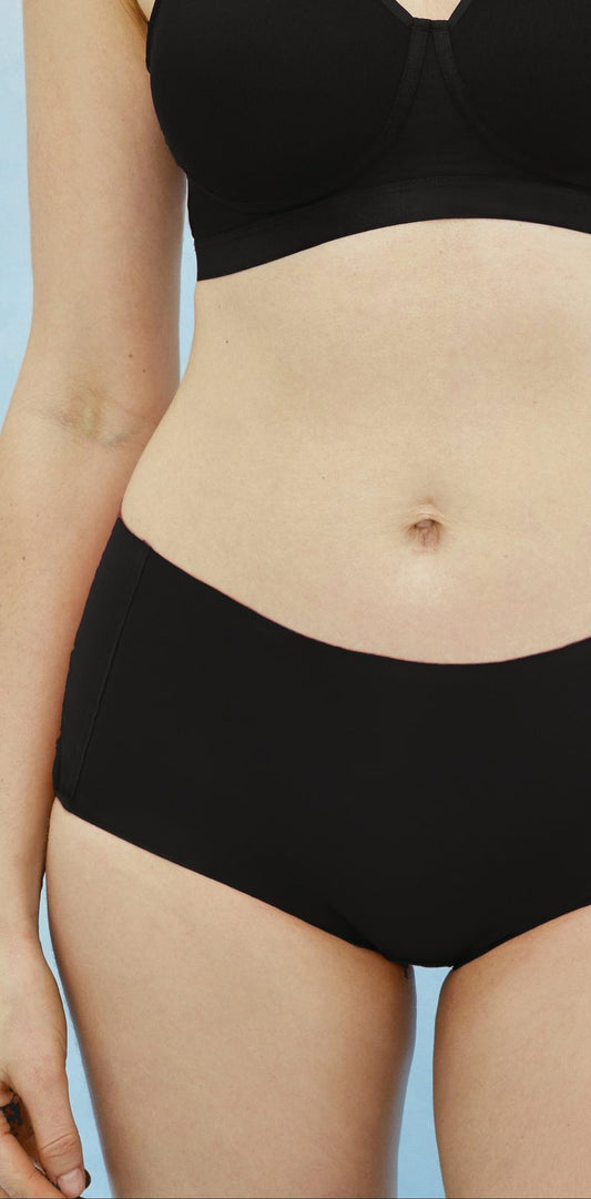 High Waist Seamless M7108 briefs Black - model front view
